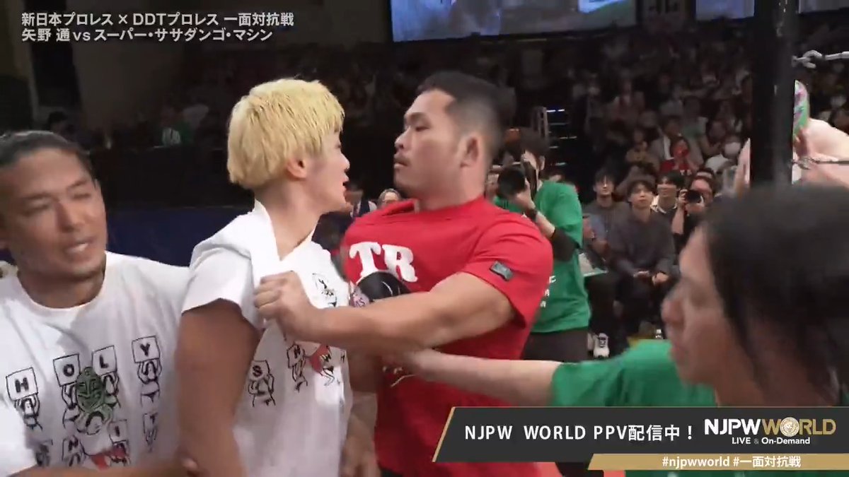 ◢◤◢◤新日本プロレス×DDTプロレス ◢◤◢◤ #一面対抗戦 ～矢野通vsスーパー・ササダンゴ・マシン～‼️ セコンド同士が場外で大乱闘💥 見かねた矢野、ササダンゴがある事提案‼️ PPV購入はこちら ⇒ 視聴料金:2,500円(税込) #NJPW #njpwworld #ddtpro