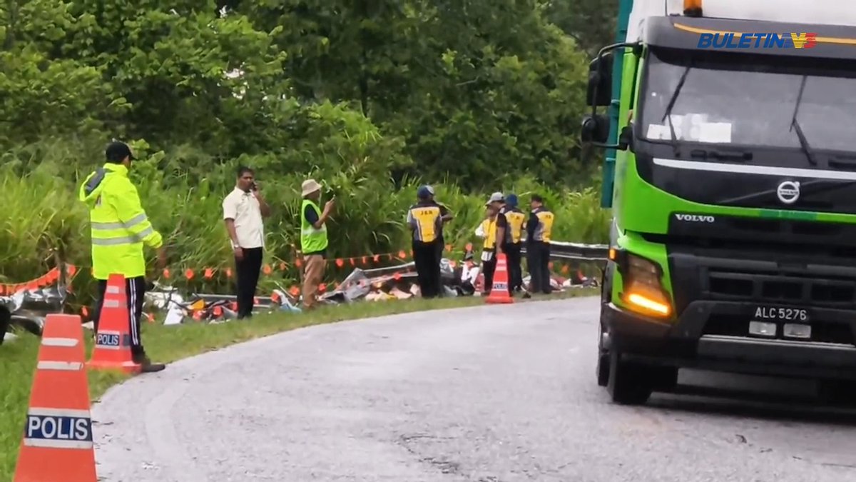 TRAGEDI PELAJAR UPSI | Unit Forensik, Jabatan Kerja Raya (JKR) tiba di lokasi kejadian kemalangan bas persiaran membawa pelajar UPSI awal pagi tadi. #BuletinTV3 #kemalangan #UPSI #Tragedi