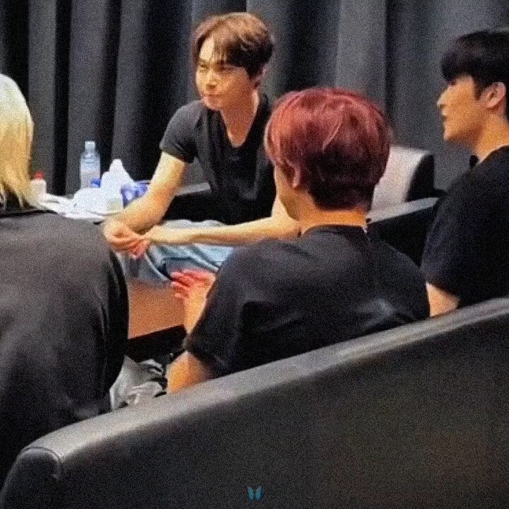 salfok banget.... dikira kita ga liat kali ya??? hiks mahae holding hands🚰____🚰