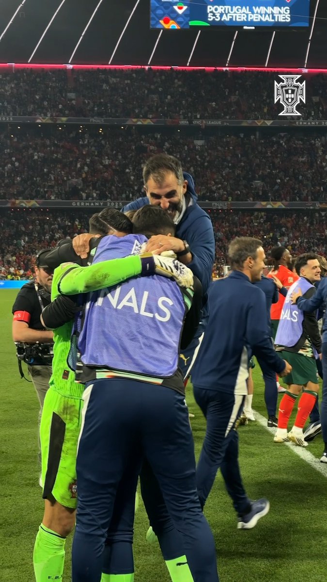 O mestre orgulhoso dos seus aprendizes 🥷😮‍💨 #FazHistória | #NationsLeague