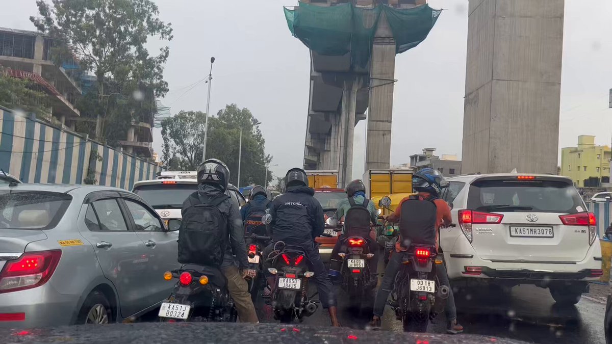 #BengaluruRains + #ORR = Complete standstill. Average speed: 6 km/hr #BengaluruTraffic ಬೆಂಗಳೂರು ಸಂಚಾರ ಪೊಲೀಸ್ BengaluruTrafficPolice — are you even tracking this?