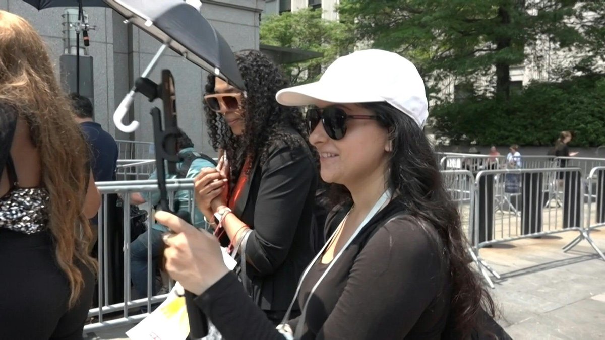 🇺🇸 VIDEO: Influencers rush to cover trial of Sean 'Diddy' Combs Dozens of influencers have been setting up their live feeds at Sean "Diddy" Combs trial in Manhattan. Some say being present at the courthouse has boosted their popularity online and led to brand deals.