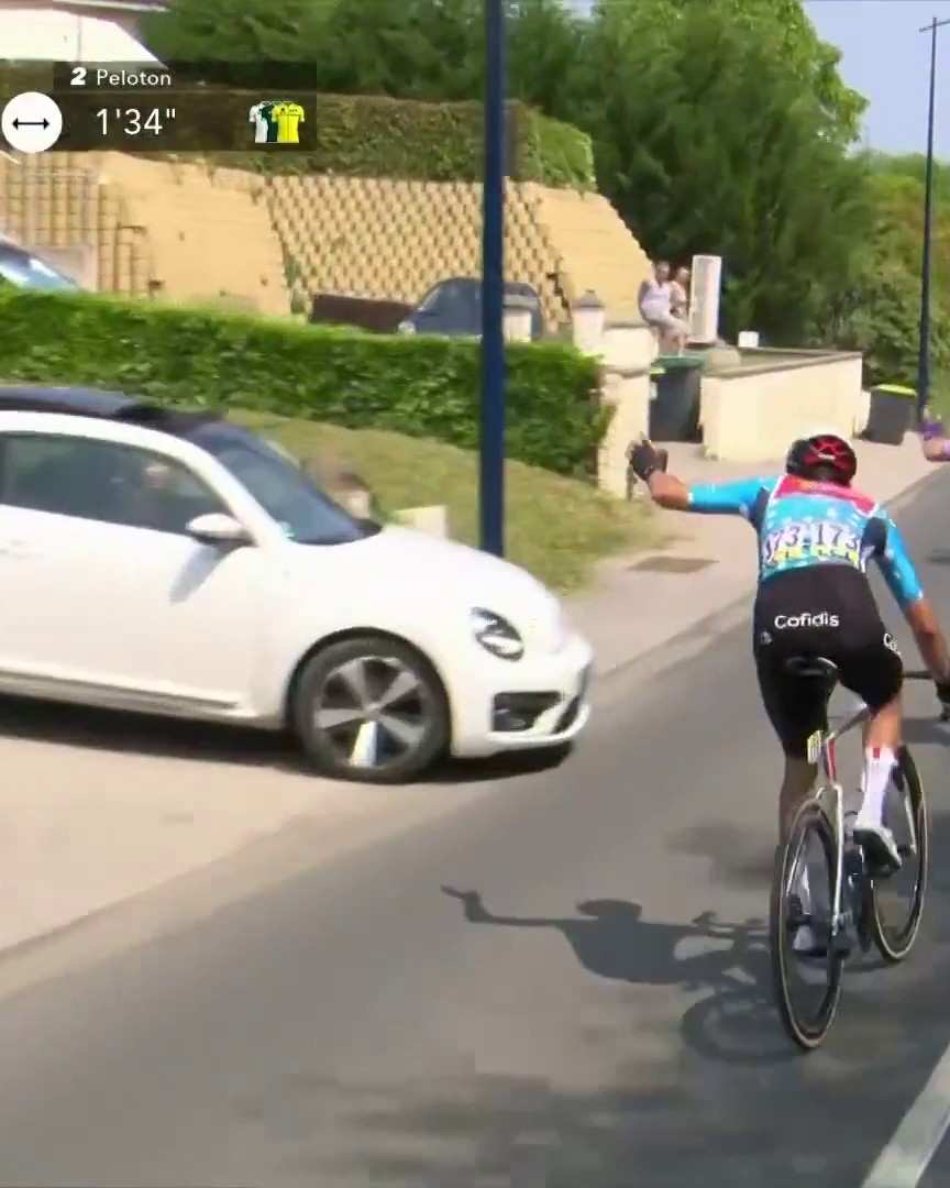 Che rischio per i fuggitivi al Delfinato 😬 Mancato rispetto della precedenza e poco rispetto da parte del conducente 🤬 #EurosportCICLISMO #Dauphiné