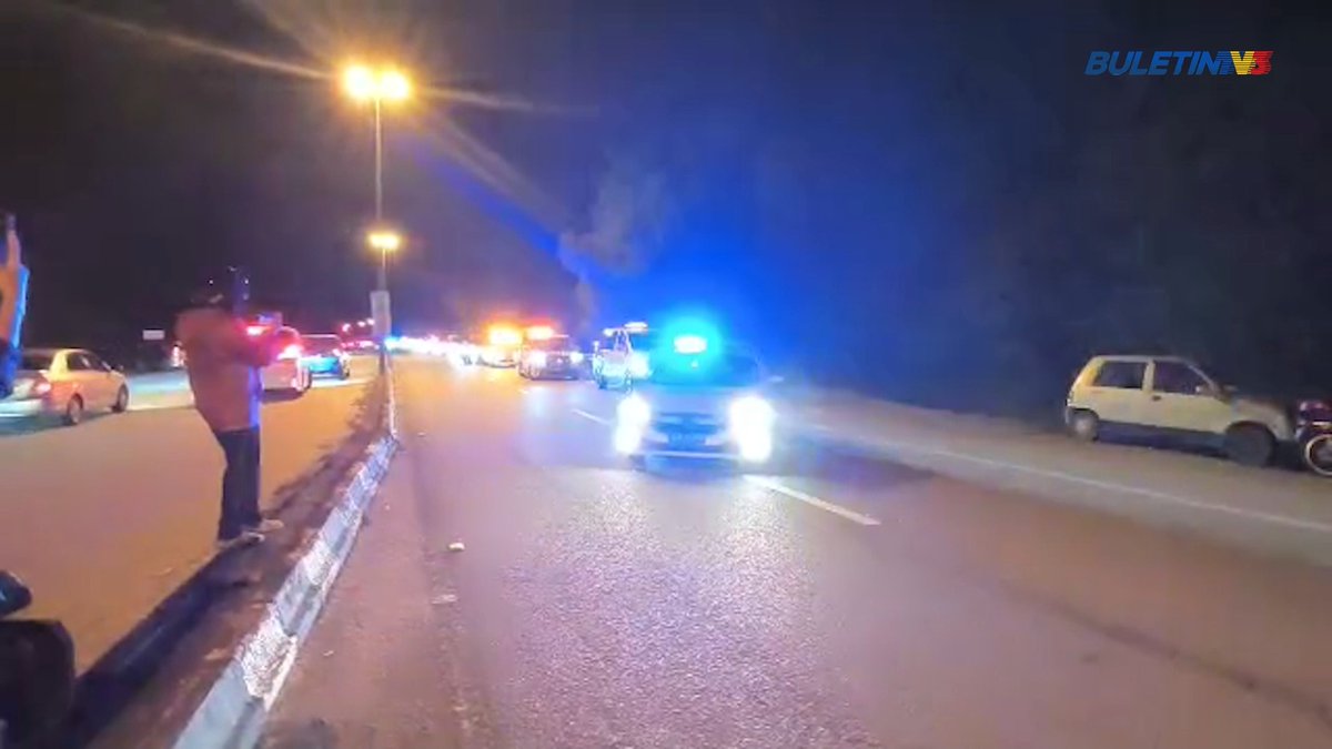 TRAGEDI PELAJAR UPSI | Kenderaan membawa jenazah 13 mangsa kemalangan membabitkan sebuah bas persiaran di Jalan Jeli-Gerik awal pagi tadi, memasuki jalan Kuala Kangsar-Gerik menuju Jertih, Terengganu. #BuletinTV3 #kemalangan #UPSI #Tragedi