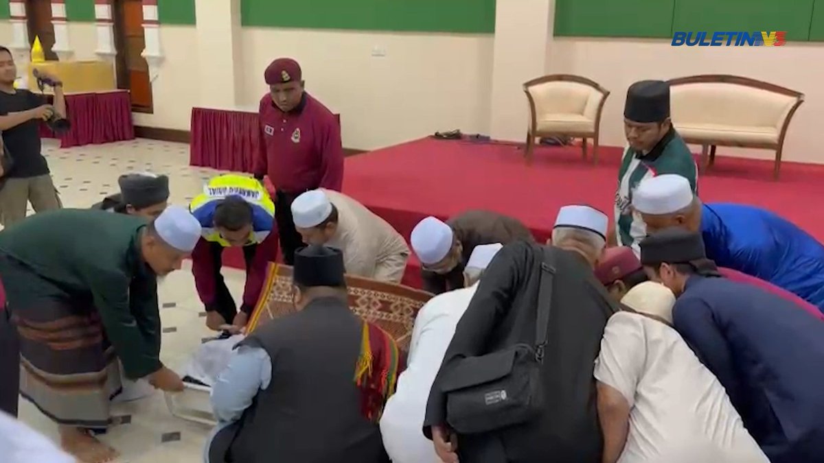 TRAGEDI PELAJAR UPSI | Jenazah Muhammad Adib Hazim Halim, 21, pelajar Universiti Pendidikan Sultan Idris (UPSI), selamat tiba di Masjid Hadhari, Jertih, jam 10.45 malam tadi. Jenazah kemudiannya disolatkan dan diimamkan oleh Ustaz Mat Jaih Namat, 55, yang juga imam di masjid tersebut. #BuletinTV3 #kemalangan #UPSI #Tragedi