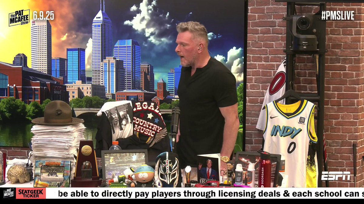 Aaron Rodgers is OFFICIALLY a Pittsburgh Steeler #PMSLive #HereWeGo