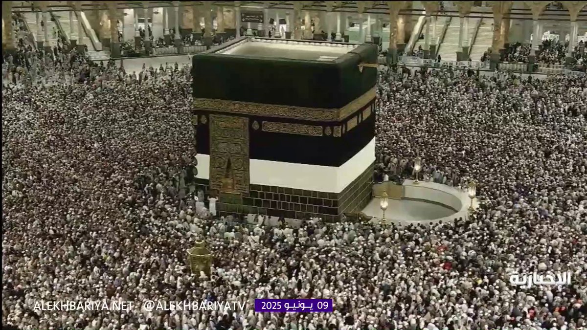 مشهد مهيب.. امتلاء صحن المطاف بالحجاج وهم يؤدون طواف الوداع. -