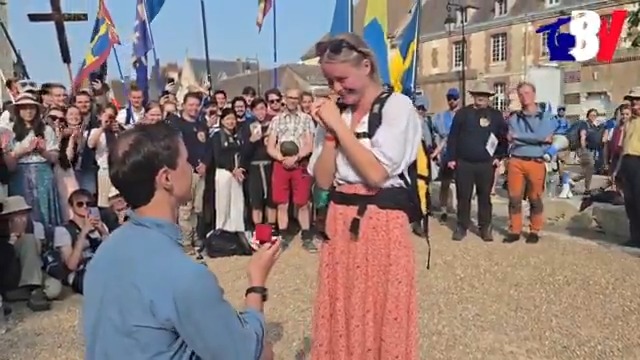 📹 « Pour les mariés, hip hip hip hourra ! » Très beau moment en fin de pèlerinage de Chartres, quand un pèlerin suédois a fait sa demande en mariage devant la cathédrale.