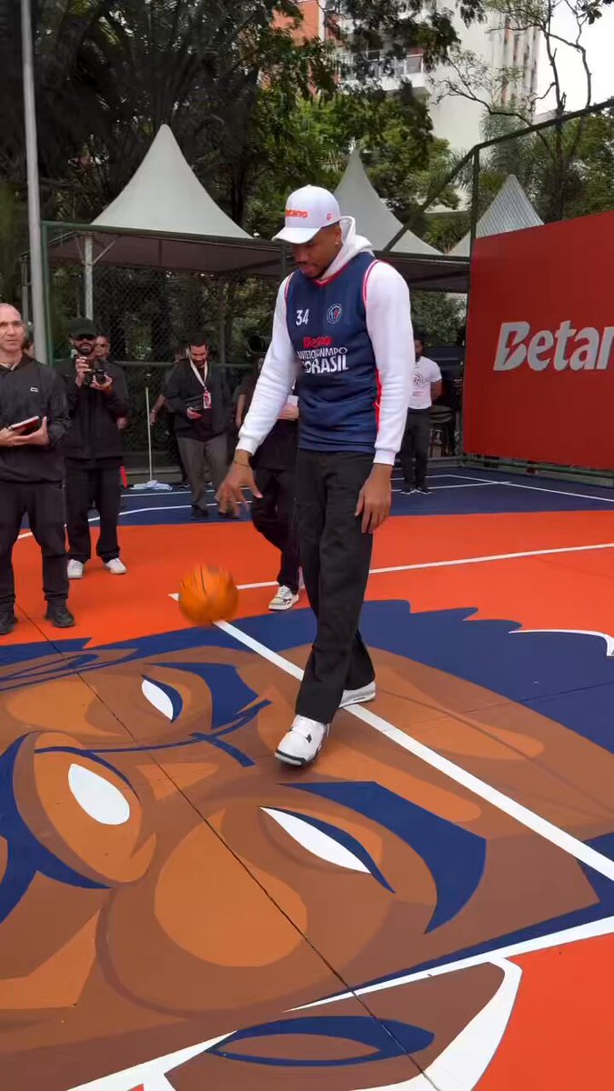Simplesmente o Negrete tentando marcar o Giannis