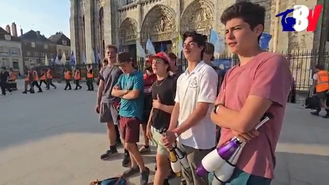 🇺🇸 Chant de jeunes Américains devant la cathédrale. Ils sont venus jusqu’en France pour le pèlerinage de Chartres !