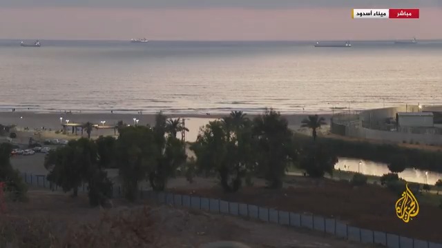 مصادر إسرائيلية تقول إن السفينة "مادلين" يُتوقع وصولها إلى ميناء أسدود خلال الساعة الحالية.. مراسل الجزيرة إلياس كرام: قد تنتظر إسرائيل حلول الظلام بشكل تام لإدخال السفينة إلى الرصيف الحربي بهدف عدم تصوير السفينة من قبل وسائل الإعلام #حرب_غزة #الأخبار
