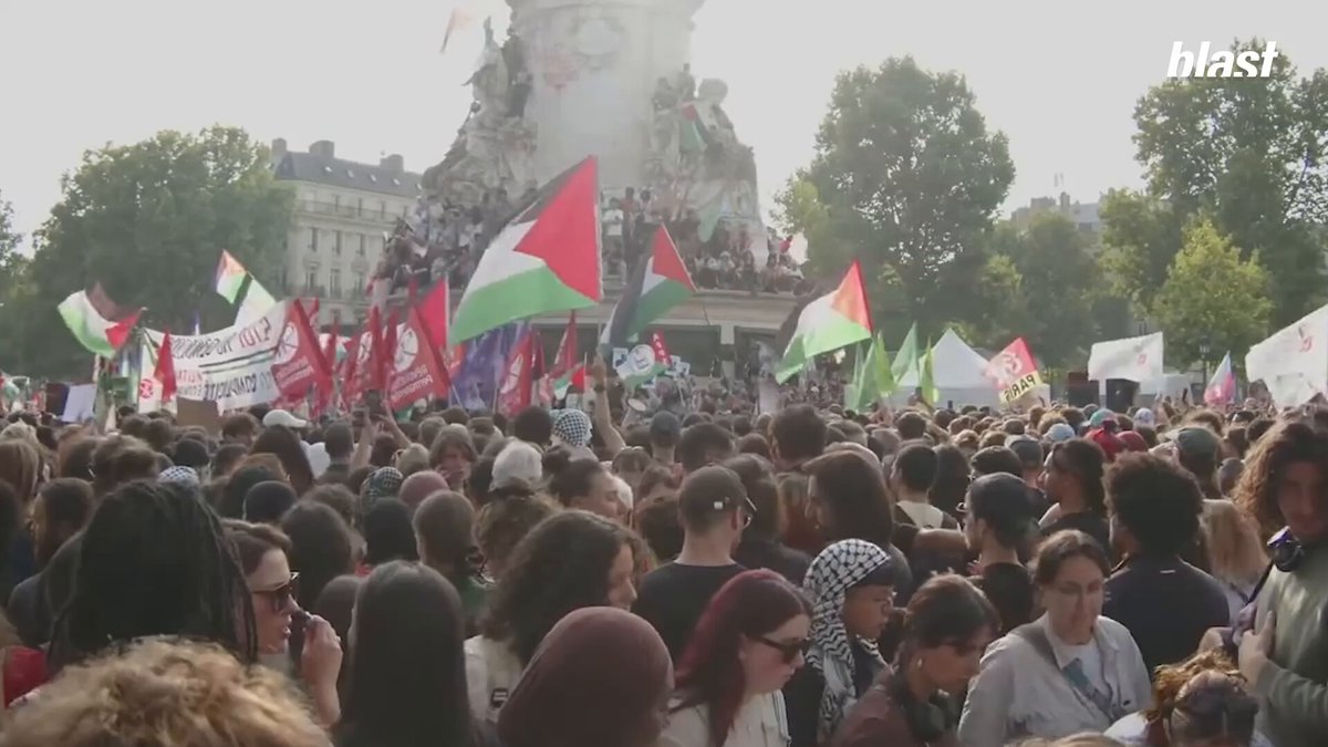 "C'est très important de se rappeler que le droit et l'information sont des armes pour ceux qui n'en ont pas" Les journalistes de Blast prennent la parole place de la République pour exiger la libération de Yanis Mhamdi et des onze autres membres de la Freedom Flotilla Coalition.