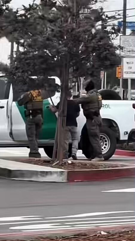 Ice raids happening now in the city of Huntington Park in front of the Home Depot and target #kingfresh #raids #LosAngelesProtests
