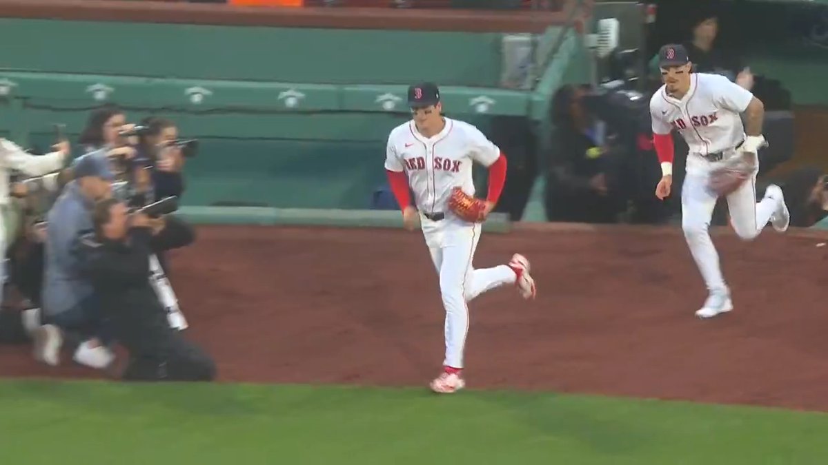 Roman Anthony takes the field for the first time at Fenway Park 🤩