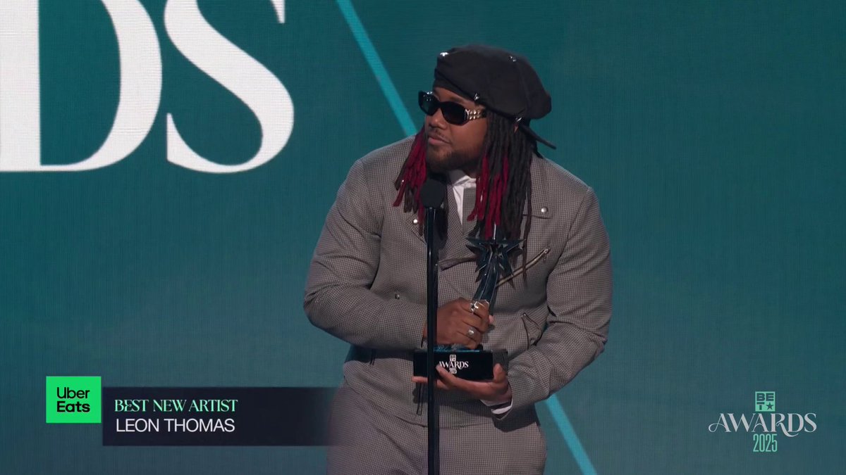 “Baby, I’m a dog, I’m a Mutt” 🎶 And now Leon Thomas is the #BETAwards Best New Artist! That resume is looking reallll heavy 🙌🔥
