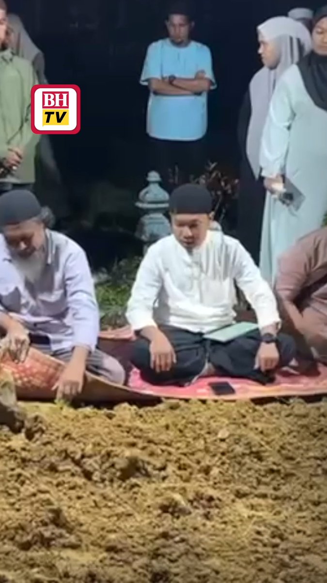 "Saya hanya dapat mengesahkan jenazah adalah anak saya selepas membuat ujian cap jari." Rosdi Yunus, 56, terpaksa mengharungi proses memilukan itu sebelum pengecaman identiti anaknya, Fakhrul Arif, 20, yang maut dalam nahas bas membawa Universiti Pendidikan Sultan Idris (UPSI) di Jalan Gerik-Jeli berdekatan Tasik Banding, Perak pagi semalam. Berita penuh: