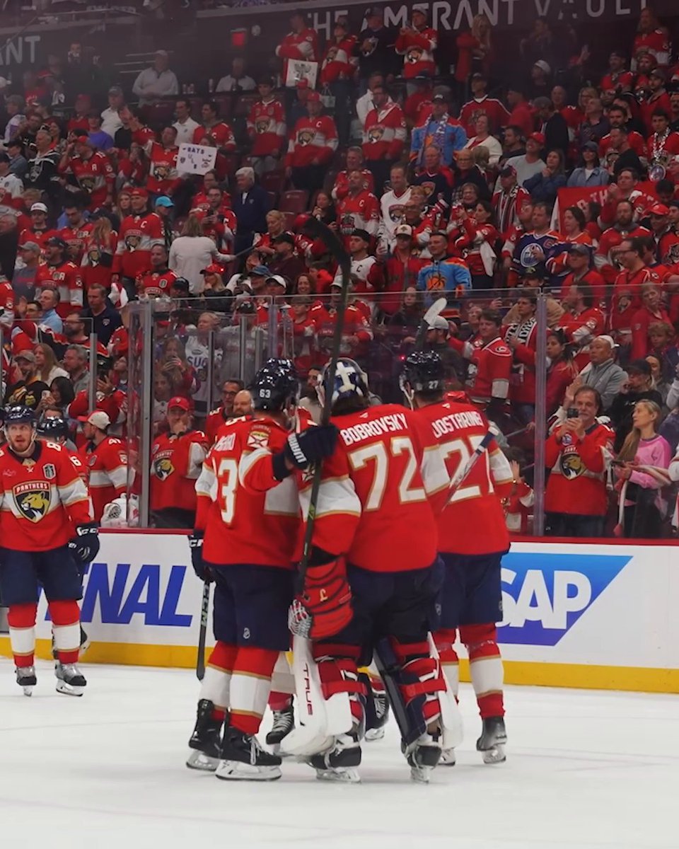 Always hug your goalie 🤗 #StanleyCup
