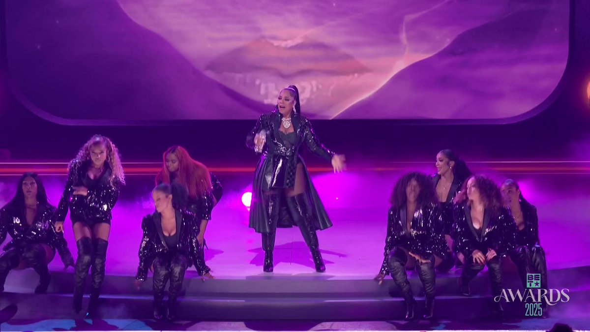 Banger after banger after banger. Whew! ASHANTI , Jim Jones , and #Amerie understood the assignment! 🔥 #BETAwards