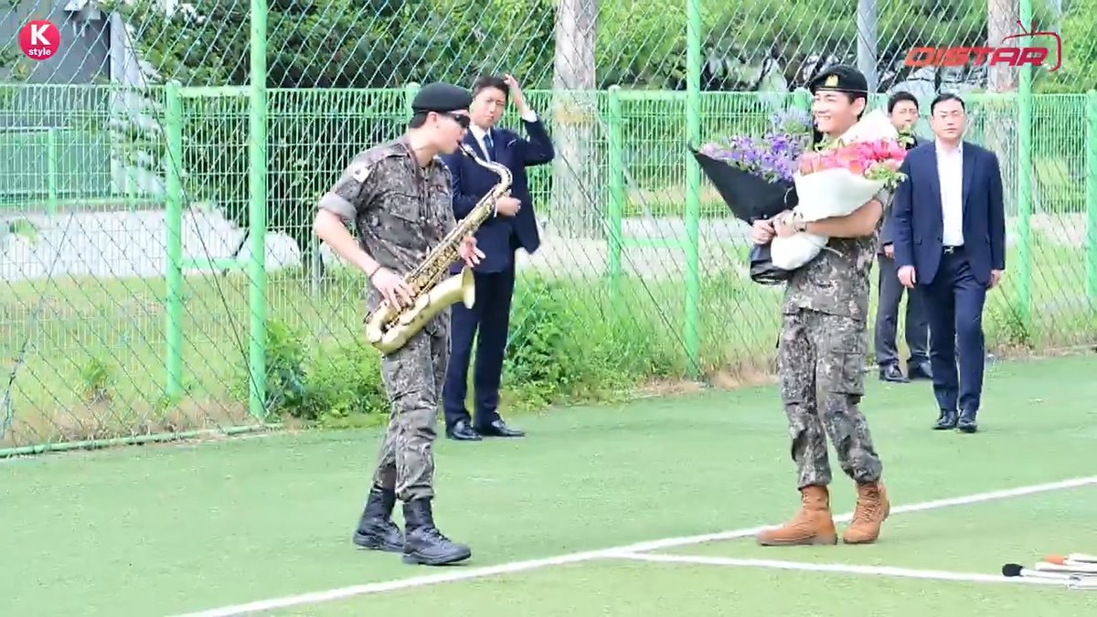 \ BTSのRM&V、ついに除隊! / 「名探偵コナン」を演奏しながら登場🎷 現場の模様を日本語字幕付きでお届け! ▼Full ver.はこちら🎦 #RM #ナムジュン #V #テヒョン #BTS #防弾少年団