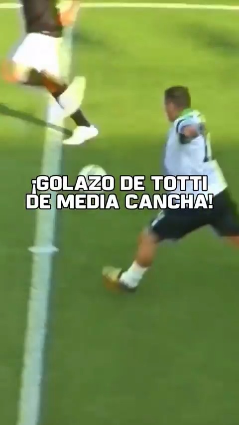 ¡¡UNA LOCURA LO DE TOTTI!! A sus 48 años, el histórico Francesco clavó este GOLAZO DE MEDIA CANCHA a Frey, en Operazione Nostalgia, el partido de Leyendas que se disputó en Parma.