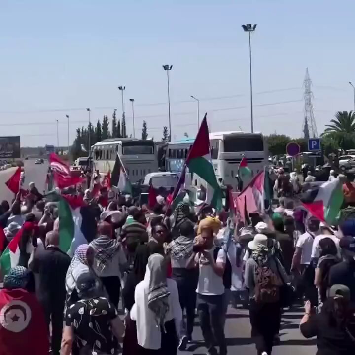 التحام قافلة الصمود الجزائرية مع قافلة الصمود التونسية لكسر الحصار المفروض على غزة. هل سنرى هكذا قوافل شعبية في الخليج؟ وهل ستدعو المملكة عليها؟ وما المانع من ذلك؟ أليست شعوب الخليج أهل الكرم والمروءة ؟!