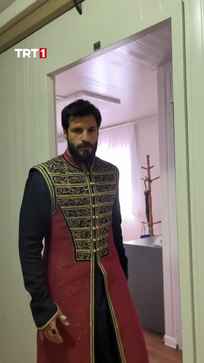 Serkan Çayoğlu’ndan Fatih Sultan Mehmed’e kusursuz geçiş! 😎👑 #MehmedFetihlerSultanı #TRT1 Mehmed: Fetihler Sultanı