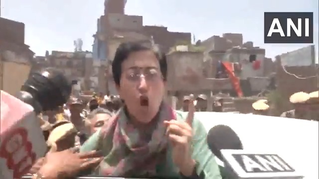 Delhi: Former CM Atishi says, "BJP is going to demolish these jhuggis tomorrow and I am being jailed today because I am raising my voice for these slum dwellers. 'BJP aur Rekha Gupta ko jhuggi waalon ki haay lagegi.'.. BJP will never come back." (ANI) 🗞️ Catch the day's latest news and updates ➠
