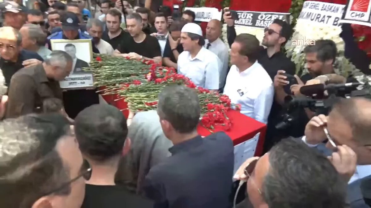 Ferdi Zeyrek'in ikizleri babasının tabutunun başında...