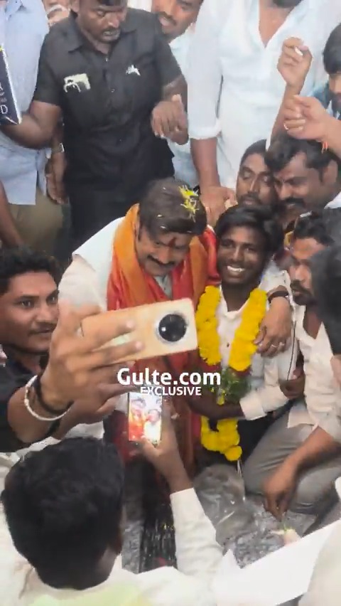 #NandamuriBalakrishna celebrating his birthday with a special fan at Basavatarakam Hospital.