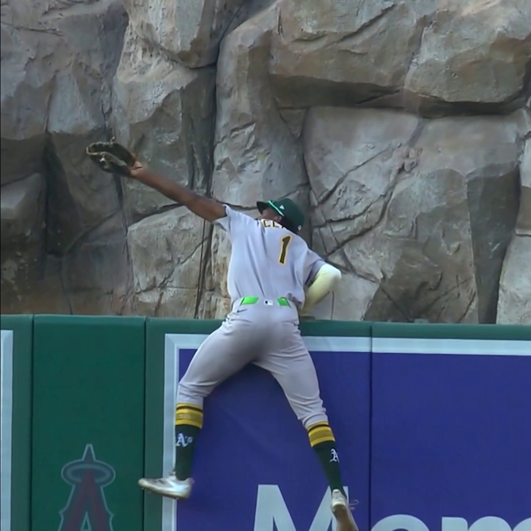 Denzel Clarke pulled off one of the most ridiculous catches you’ll see 🔥