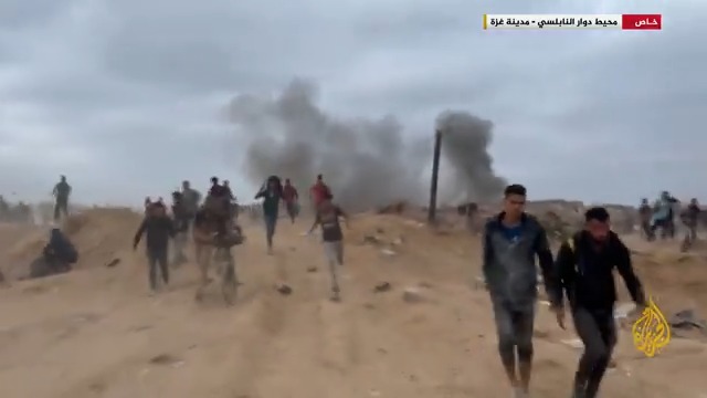 مشاهد تظهر لحظة استهداف قوات الاحتلال الإسرائيلي عددا من منتظري المساعدات في محيط دوار النابلسي غربي مدينة #غزة #حرب_غزة #الأخبار
