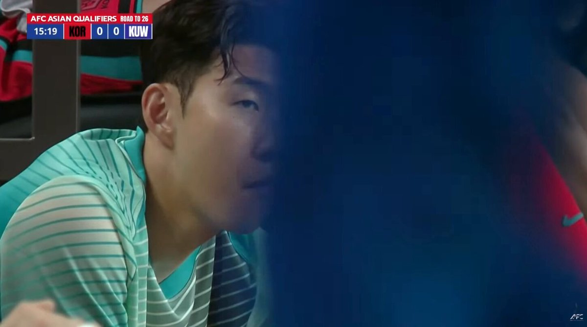 When Son Heung-mom’s face shows on the screen the stadium erupts with extended cheers. We see a flattered Sonny blush and laugh in embarrassment 😂😂 #손흥민 #Spurs