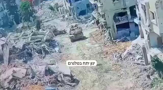 مقاوم فلسطيني خرج فجأة من بين الأنقاض، وثبّت عبوة ناسفة على دبابة إسرائيلية من مسافة صفر، ثم عاد إلى مخبئه قبل أن تنفجر . في غزة للصفر قيمة.