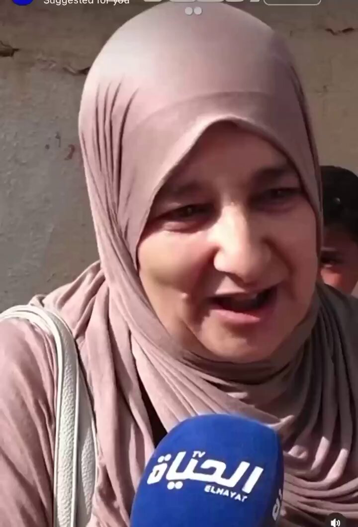 🇩🇿 أم #جزائرية تهدي ابنها لفلسطين: "الغرب تحرك.. ونحن أولى! إن استشهد ابني سأصبر، وإن عاد فسأفرح!" ✊ أمهاتٌ تلد الأبطال.. وشعوبٌ تكسر الحصار! #قافلة_الكرامة 🔥 شاركوا بطولة هذه الأم! #قافلة_الصمود