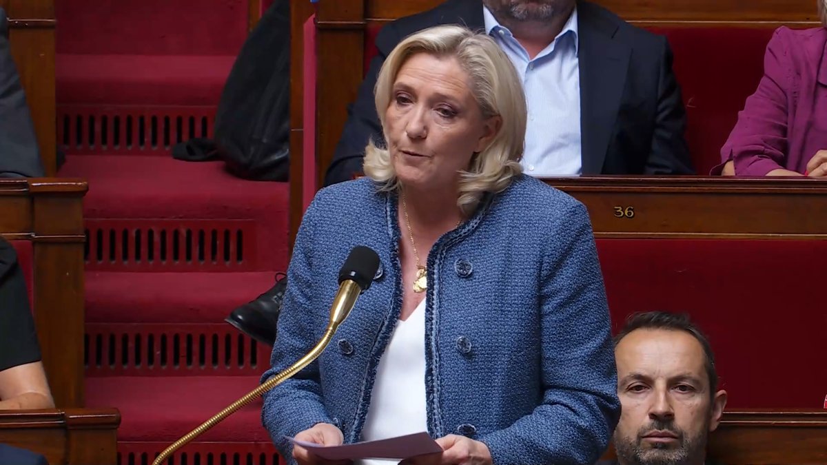 Aujourd’hui, alors qu’elle remplissait sa mission au service des enfants de France, à 31 ans, Mélanie est morte, poignardée par un élève. Les mots n’ont jamais suffi, les mots ne suffisent pas, les mots ne suffiront pas. Monsieur le Premier ministre, quelle va être la réponse politique du gouvernement à ce drame qui suscite la peur de toutes les familles ?