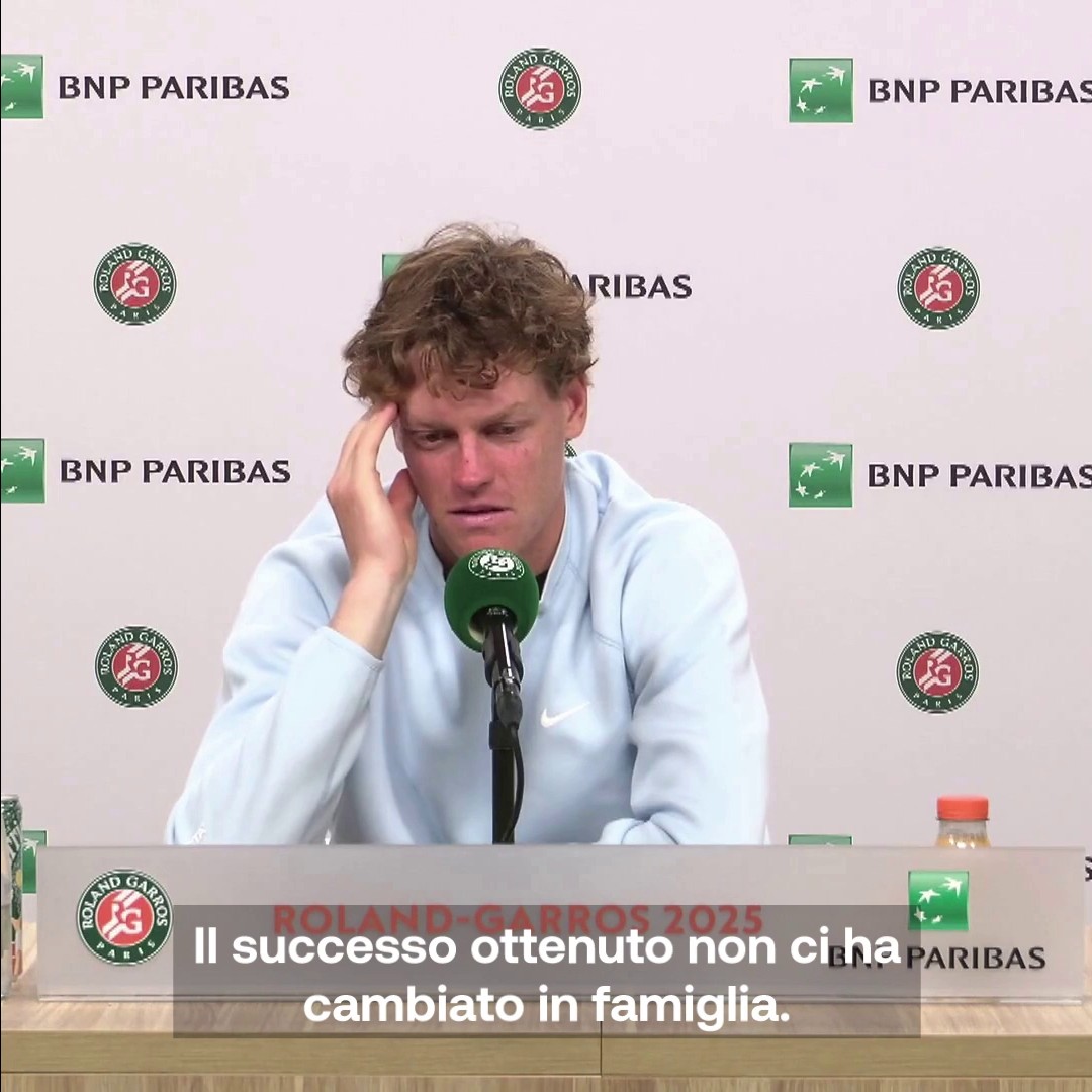 "Siamo una famiglia semplice, non siamo cambiati. Oggi mio padre non c'era perchè doveva lavorare" 🏠🧡 #Sinner #RolandGarros #EurosportTENNIS