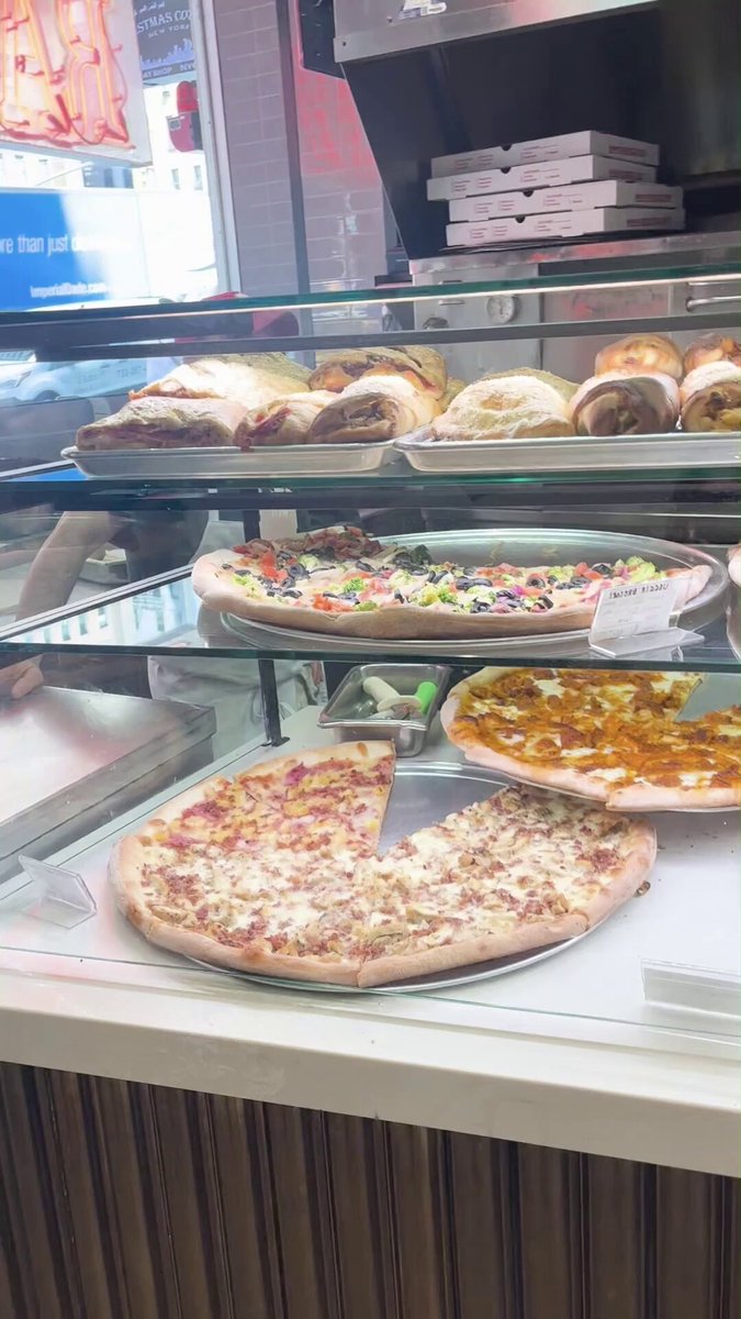 Hunter Gaddis and Gavin Williams went on a tour of New York City to try some of the hotspots for pizza. This is XXL Bites. 😋 #GuardsBall