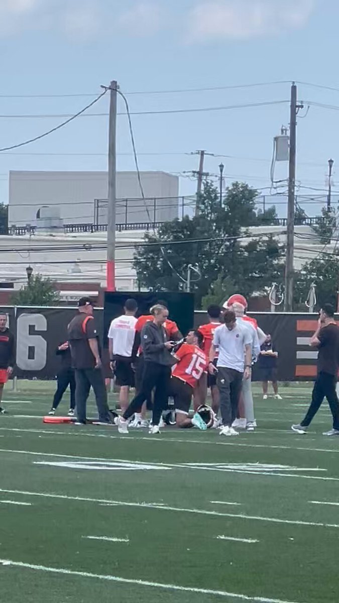 As Browns QBs pull up film to review on sideline of practice, Joe Flacco appears to be giving Shedeur Sanders advice after Shedeur’s 11-on-11 work