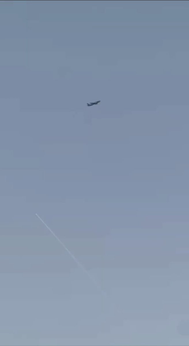 هذا المقطع يجب أن يصل إلى جميع شركات الطيران التي تتجه إلى مطار اللد او ما يسمى بمطار بن غوريون، ابتعدوا عن المطار حتى لا تصيب صواريخنا طائراتكم التي تشارك في كسر الحصار عن هذا الكيان المجرم. #مطاراتكم_غير_آمنة