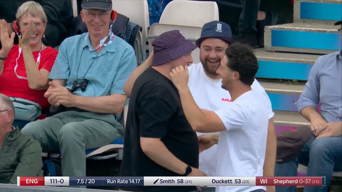 Jamie Smith with a BIG six and what a catch from the fan in the crowd! 😍