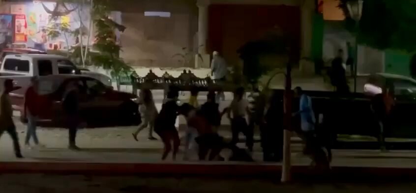 En la comunidad de El Ahorcado en Pedro Escobedo, Querétaro, dos familias se partieron la madre, hubo hasta un atropellado (Información en nuestros enlaces)
