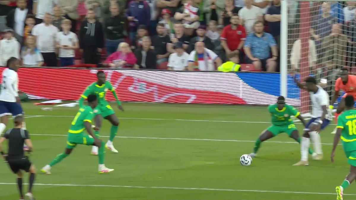 🏴󠁧󠁢󠁥󠁮󠁧󠁿⚽️🇸🇳 La parade extraordinaire d'Edouard Mendy face à l'Angleterre ! Le direct sur L'Équipe live foot > #lequipeFOOT