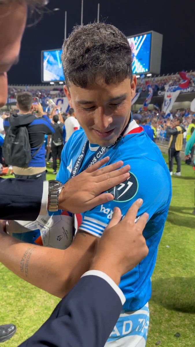 ¡Faravelli dedica el parche de la 7ma a la afición azul! 💙⭐️