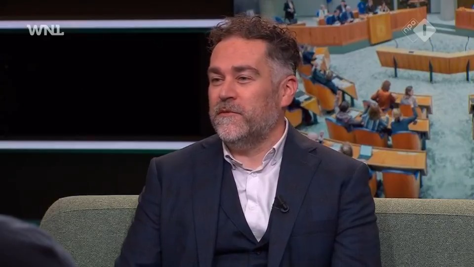 Klaas Dijkhoff (Klaas Dijkhoff) had ooit de post van Marjolein Faber. "Daar zaten ook die van Ingrid Coenradie en Teun Sruycken bij. Dat deed ik in m'n eentje. Ik snap de logica van het opknippen." #WNL