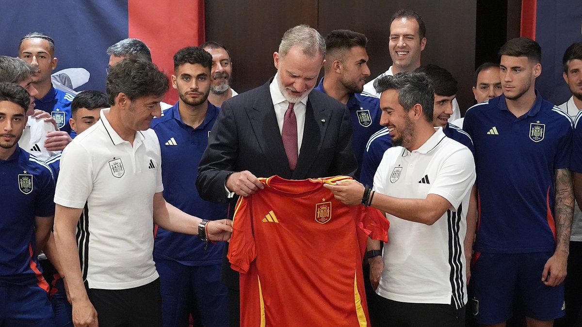 SM el Rey desea suerte a la Selección antes del inicio del Europeo. 🤝🏼 Felipe VI ha saludado a los 23 futbolistas y al resto de la delegación y se ha mostrado convencido de que España hará un gran papel en Eslovaquia. ℹ #U21EURO | #NuestraBase