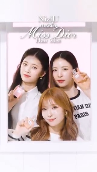 【NiziUの3人が纏う、ミス ディオール 新ヘア ミスト】 髪がゆれるたび、花々の美しさが広がるミス ディオール ヘア ミストが新たに3つの香りで登場。 優しい花々のヴェールに包まれて、NiziUのMAYA、MAYUKA、RIMAもうっとり、幸せな気分に。 ▼タップで動画をチェック