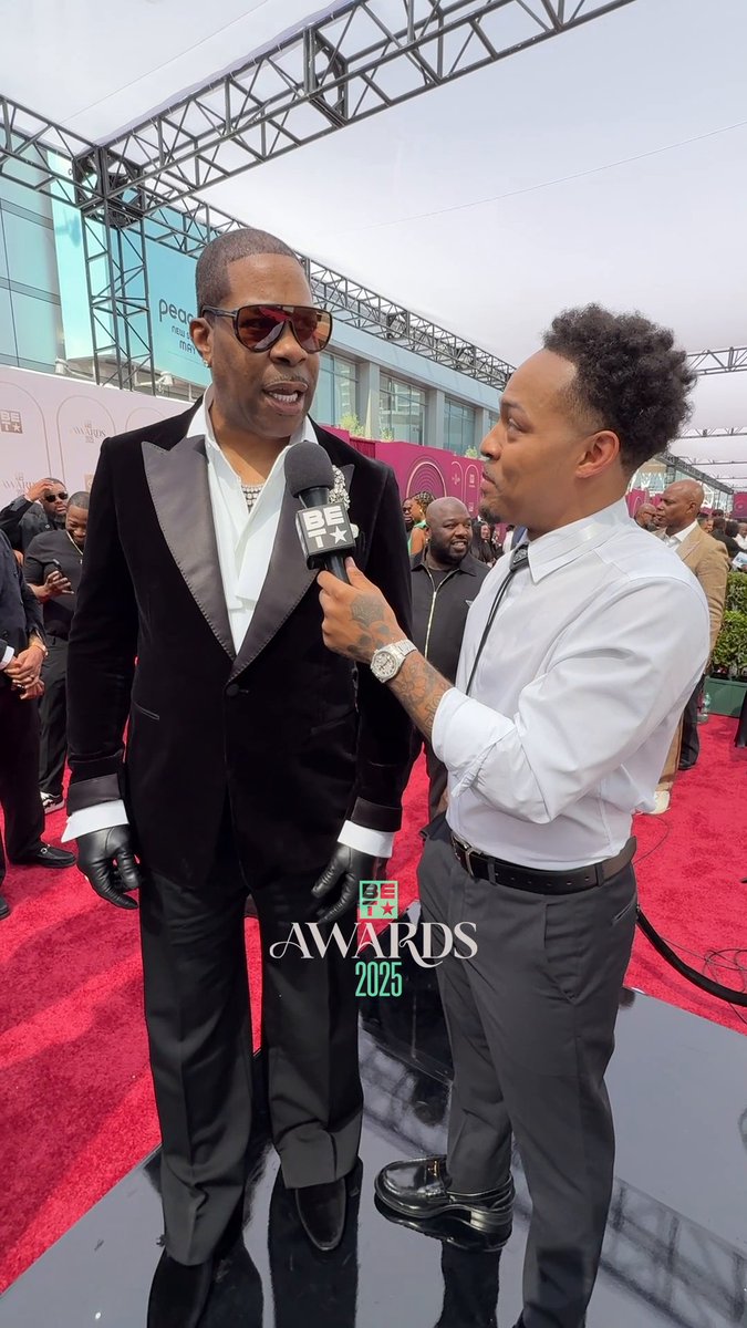 Busta Rhymes pulled up with nothing but love for the one and only Mariah Carey, and let’s just say real recognizes ICONIC. 💐 #BETAwards