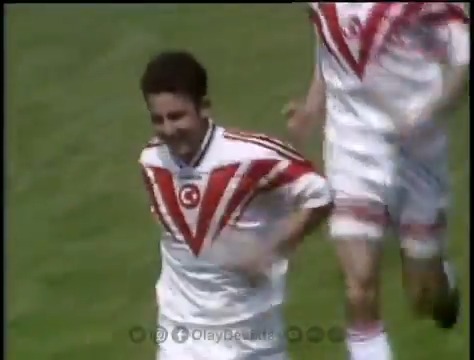 az önce TV8 spikerinin verdiği bilgiyle şoke oldum. Sergen Yalçın'a dair her şeyden haberimiz var sanıyordum, bu golden haberimiz yokmuş 30 sene önce Kanada kampında Kanada'yla oynadığımız maçta bu golü atmış Sergen az önce aynısını Arda - Kenan denedi.