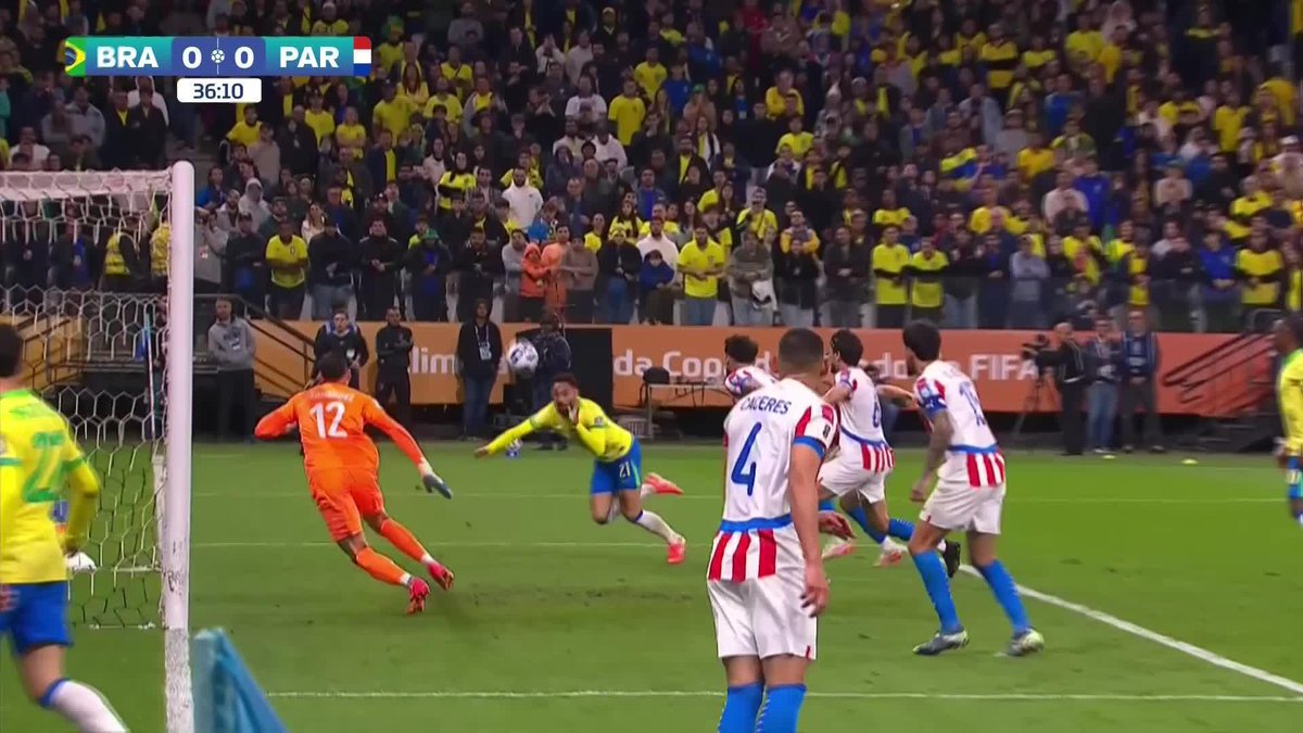 It looked easier to score that chance than to miss, but Matheus Cunha fails to hit the target! 😬 Brazil still looking for the breakthrough 🇧🇷