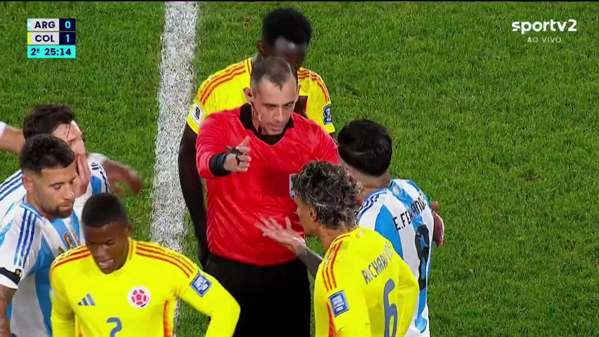 🟥 Enzo Fernández, da Argentina, expulso após acertar o pé na cabeça de Castaño, da Colômbia. O jogador colombiano caiu no gramado com muitas dores. 🎥 sportv | ge